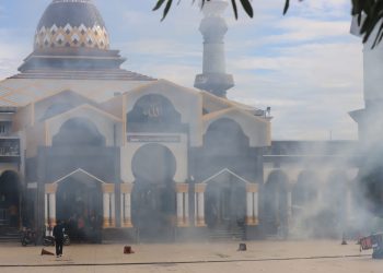 Masjid Raya Baitul Izzah Diselimuti Gas Air Mata, Pengurus: Jangan Arahkan Tembakan ke Masjid!