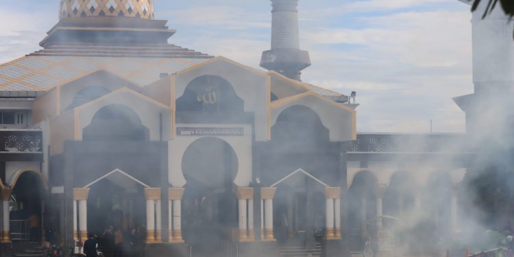 Masjid Raya Baitul Izzah Diselimuti Gas Air Mata, Pengurus: Jangan Arahkan Tembakan ke Masjid!