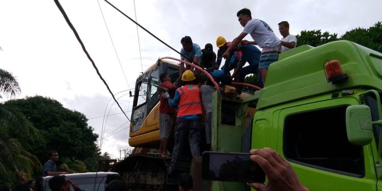 Truk Alat Berat Senggol Kabel Listrik di Seluma, Operator Tewas Tersengat dan 2 Kritis