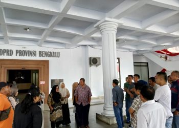 Dikeluarkan dari Sekolah, Puluhan Wali Murid SMAN 5 Bengkulu Mengadu ke DPRD