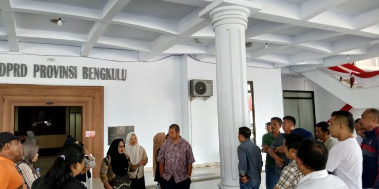 Dikeluarkan dari Sekolah, Puluhan Wali Murid SMAN 5 Bengkulu Mengadu ke DPRD