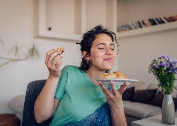 10 Rekomendasi Makanan Efektif Menghilangkan Stres dan Mengembalikan Semangat