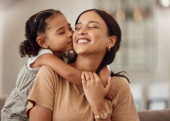 7 Tips Parenting Dasar yang Harus Orang Tua Ketahui untuk Anak, Beri Kasih Sayang Saja Tidak Cukup!