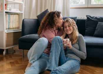 5 Tips Parenting yang Tepat untuk Menangani Perubahan Emosi pada Remaja