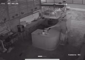 Viral di Medsos, Aksi Maling Gasak Kotak Amal Masjid di Warung Ayam Geprek Kampung Bali