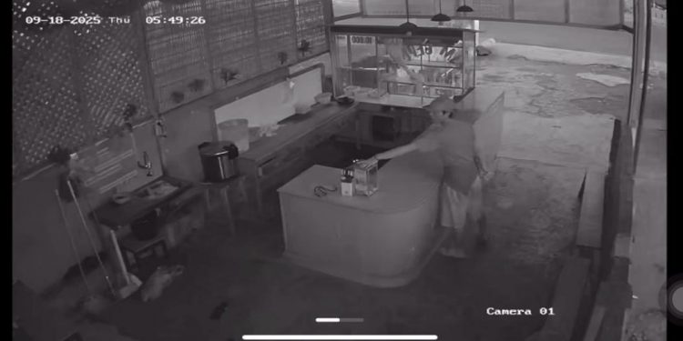 Viral di Medsos, Aksi Maling Gasak Kotak Amal Masjid di Warung Ayam Geprek Kampung Bali