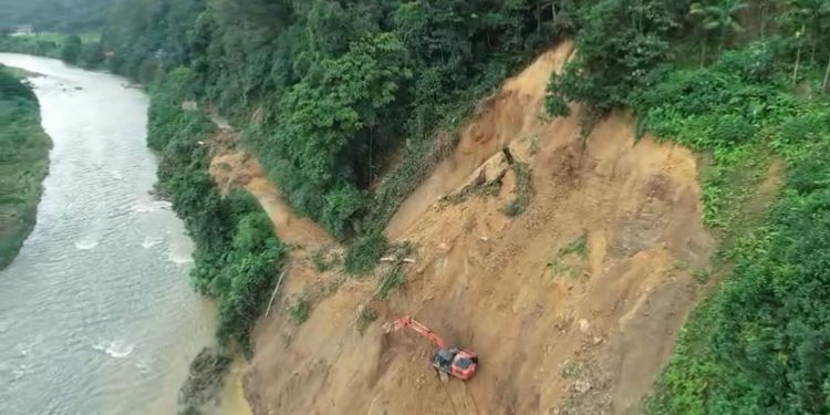 Foto Udara Perlihatkan Longsor Dahsyat di Ulu Manna, Jalan Lintas Manna–Pagar Alam Lumpuh Total