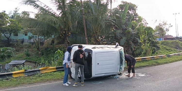 Istri Tersangka Kasus Sekwan Kepahiang Alami Kecelakaan, Mobil Terguling Usai Tabrak Pembatas Jalan