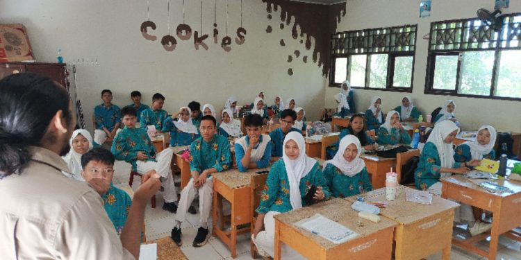 SMA Negeri 8 Kota Bengkulu Serukan Penghentian Penggunaan Energi Fosil Batubara