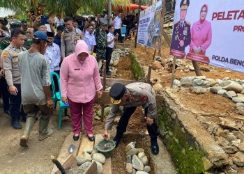 Kapolda dan Bupati Seluma Letakkan Batu Pertama Pembangunan Rumah Balita Penderita Cacingan