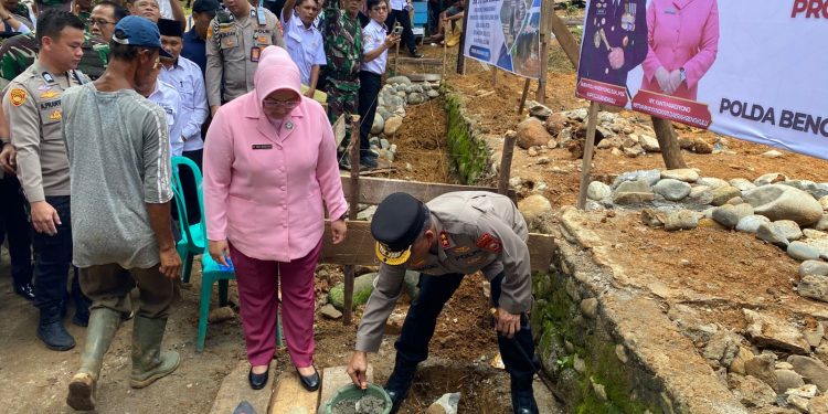 Kapolda dan Bupati Seluma Letakkan Batu Pertama Pembangunan Rumah Balita Penderita Cacingan