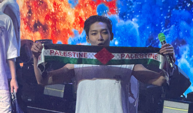 Momen Kevin Moon Artis Korea Angkat Banner Palestina di Konser The BOYZ ‘THE BLAZE’