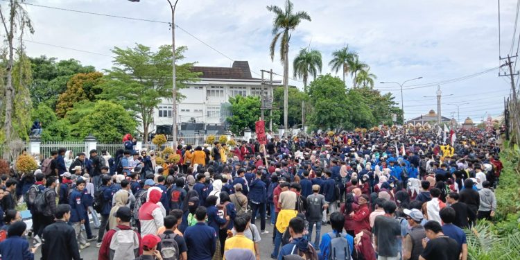 Lautan Massa Tumpah Ruah, Gabungan Mahasiswa, Ojol dan Warga Demo di DPRD Provinsi Bengkulu
