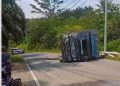 Truk Bermuatan Kardus dan Karung Terbalik, Jalan Lintas Sumatera Sulau Macet
