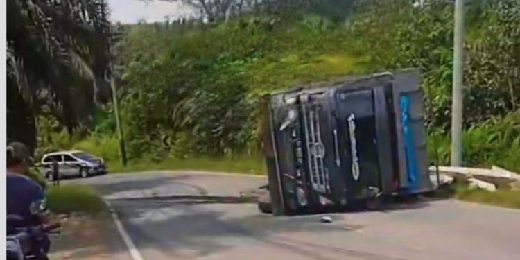 Truk Bermuatan Kardus dan Karung Terbalik, Jalan Lintas Sumatera Sulau Macet