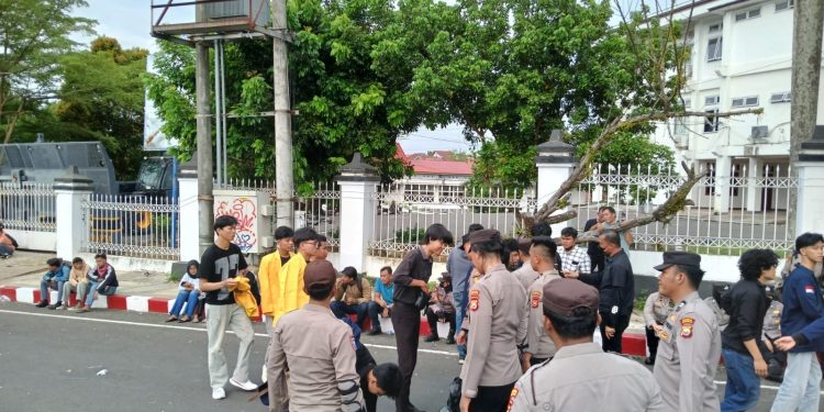 Pelajar SMA/SMK Dicegat Masuk Area Aksi Demonstrasi di Depan DPRD Provinsi Bengkulu
