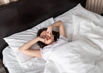 Wajah Tampak Bengkak Saat Bangun Tidur, Ini 5 Penyebab yang Harus Kamu Ketahui