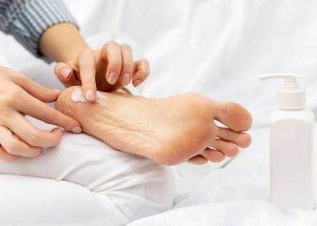 5 Cara Ini Terbukti Ampuh Atasi Tumit Kaki Pecah-pecah, Paling Utama Gunakan Pelembap Khusus Tumit