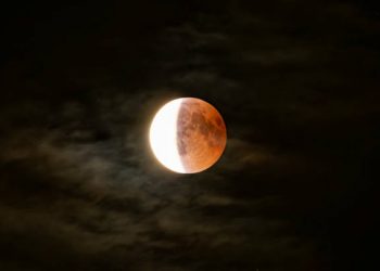 5 Amalan dan Kumpulan Doa yang Wajib Kamu Baca Saat Gerhana Bulanan Total Nanti Malam