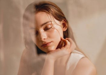 5 Pemicu Penuaan Dini di Usia 20 Tahun, Begadang Salah Satunya