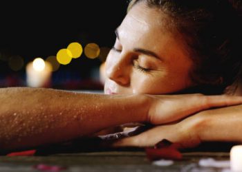 Stop Mandi Malam! Ada 7 Bahaya yang Bisa Memicu Masalah Kesehatan, Salah Satunya Timbul Gejala Rematik