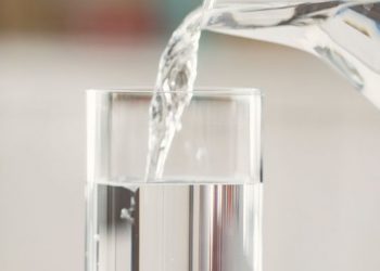 Cek Manfaat di Sini! Minum Air Putih Hangat Sehari-hari Baik untuk Melancarkan Sistem Pencernaan