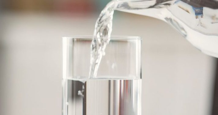 Cek Manfaat di Sini! Minum Air Putih Hangat Sehari-hari Baik untuk Melancarkan Sistem Pencernaan