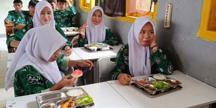 Launching Kedua Program MBG di Seluma, 1.800 Porsi Makanan Gratis Dibagikan Ke Siswa