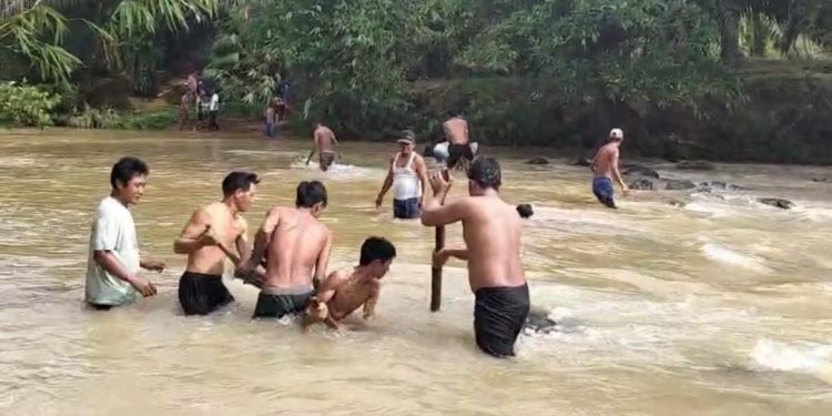 Pasca Banjir Akses ke Desa Simpang Tertutup Batu, Warga Harap Jembatan Segera Dibangun