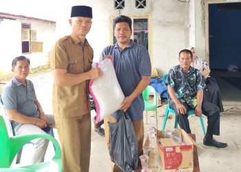 Kunjungi Rumah Keluarga Korban Pembacokan ODGJ, Dinsos Bengkulu Selatan Serahkan Bantuan