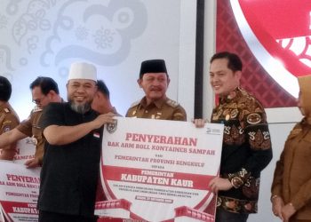 Pemprov Bagikan 102 Unit Truk dan Kontainer Sampah ke Kabupaten/Kota Bengkulu