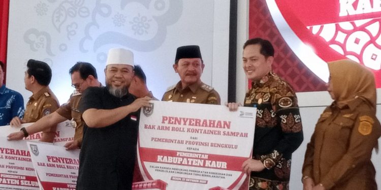 Pemprov Bagikan 102 Unit Truk dan Kontainer Sampah ke Kabupaten/Kota Bengkulu