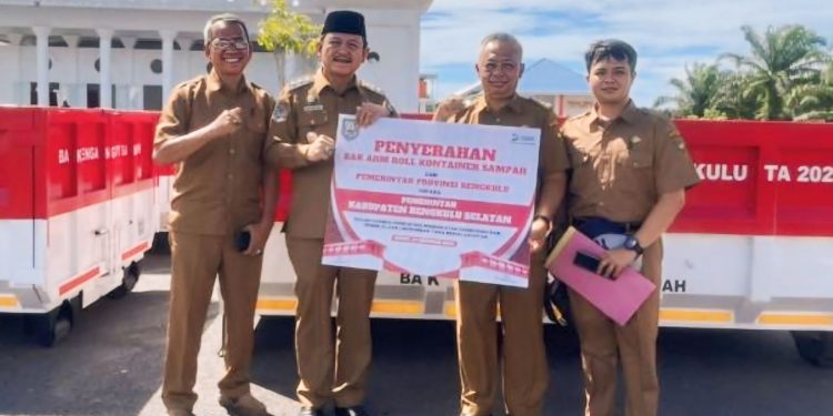 Pemkab Bengkulu Selatan Dapat Bantuan 12 Kontainer Sampah dari Gubernur Bengkulu