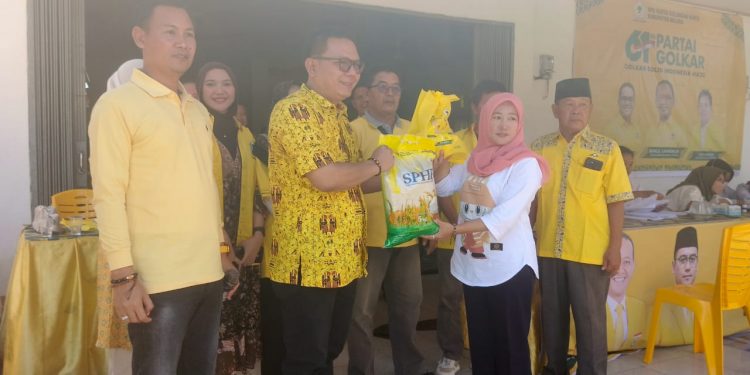 Sambut HUT ke-61, DPD Golkar Seluma Gelar Bazar Tebus Murah dan Cek Kesehatan Gratis