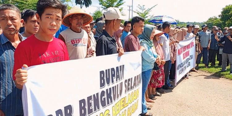 Ratusan Warga Dusun Belimbing Geruduk Kantor Bupati, Tuntut Kepastian Hak Tanah Warisan Leluhur