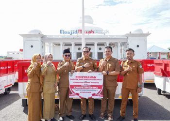 Pemkab Seluma Terima Bantuan 8 Unit Roll Kontainer Sampah dari Gubernur Bengkulu