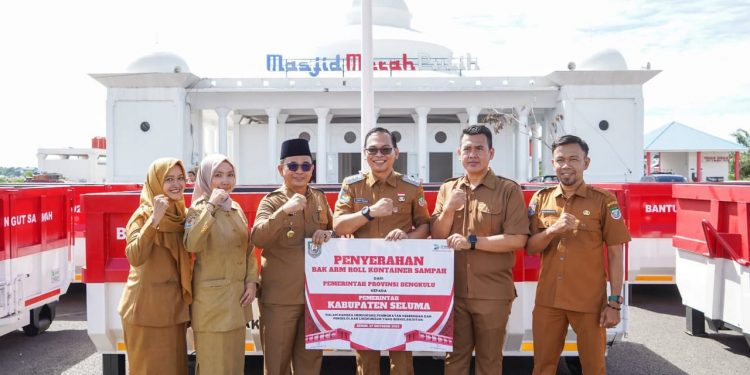 Pemkab Seluma Terima Bantuan 8 Unit Roll Kontainer Sampah dari Gubernur Bengkulu