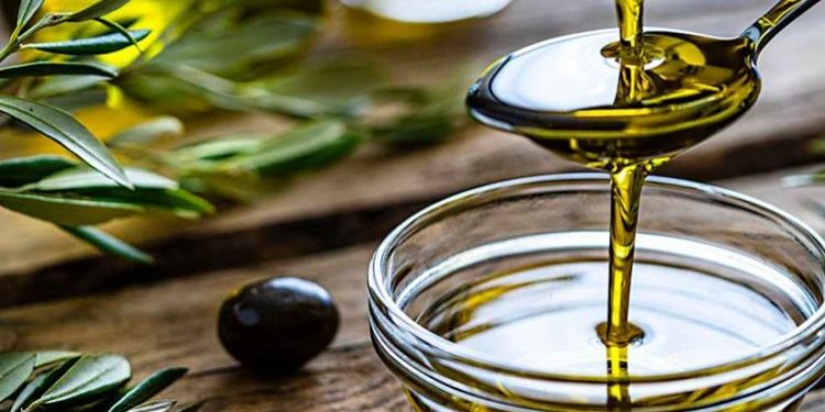 Ampuh Menutrisi Rambut dan Kulit Kepala, Cek Manfaat Minyak Zaitun di Sin!