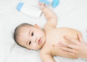 Bunda Wajib Tahu! Ini 6 Penyebab Umum Keringat Dingin pada Bayi