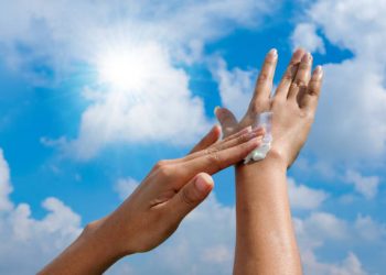 Ini Cara Tepat Lindungi Diri dari Sinar UV, Utamakan Pakai Sunscreen