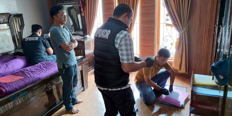 2 Rumah Pribadi Mantan Sekda Lebong Digeledah, Penyidik Temukan Bukti Dugaan Korupsi