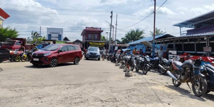BBM Langka di Seluma, Warga Keluhkan Antrean Panjang, Harga Eceran Tembus Rp14 Ribu per Liter