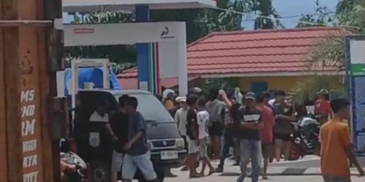 Antrean BBM di SPBU Tais Ricuh, 2 Anggota Satpol PP Seluma Hampir Diamuk Massa