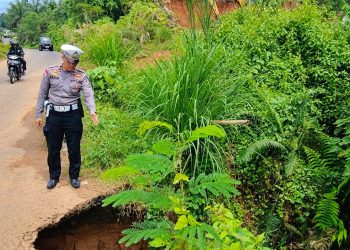 Sebagian Badan Jalan Penghubung Pasar Sembayat–Bunga Mas Amblas, Satlantas Polres Seluma Tutup Akses Sementara
