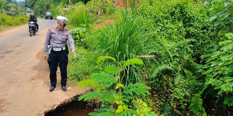 Sebagian Badan Jalan Penghubung Pasar Sembayat–Bunga Mas Amblas, Satlantas Polres Seluma Tutup Akses Sementara