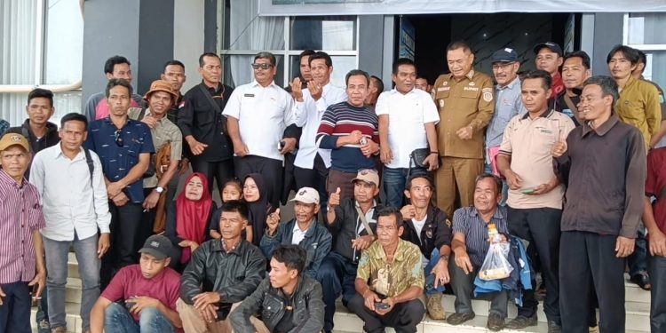 Datangi Kantor Bupati, Warga Desa Penyangga Pertanyakan Legalitas dan Proses HGU PT Riau Agrindo Agung