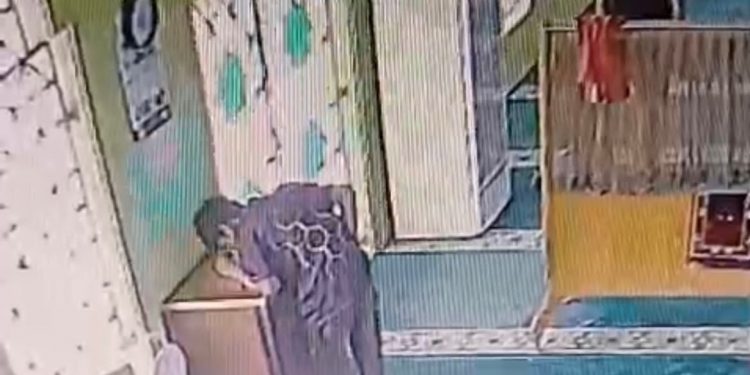 2 Pemuda Curi Kotak Amal Masjid Kota Bengkulu, Aksi Viral Terekam CCTV