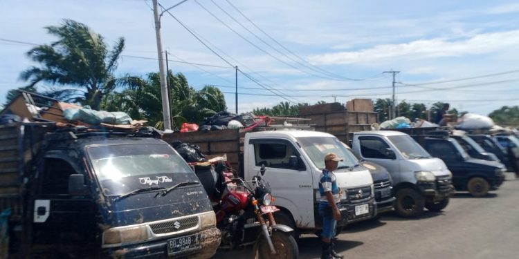 Akses ke TPA Rusak, Puluhan Driver Pengangkut Sampah Gelar Aksi di Kota Merah Putih