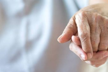 Benarkah Penyakit Parkinson Sama dengan Penyakit Kronis yang Sering Menyerang Lansia? Ini Jawabannya!