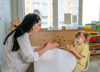 Jangan Anggap Sepele Bun! Kenali Ciri-ciri Speech Delay pada Anak, Paling Umum Sulit Meniru Suara